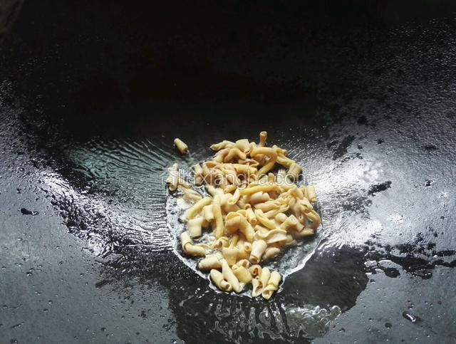 下入鸡肠翻炒