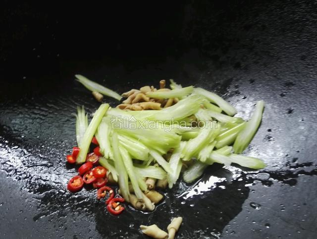 下入西芹翻炒，洒适量清水，调入适量盐，鸡精生抽，醋，料酒和少许白糖迅速翻炒出锅装盘