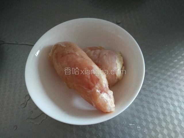 鸡胸肉解冻。