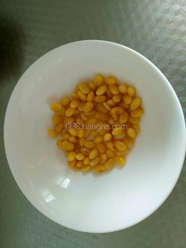 黄豆提前用水泡开。