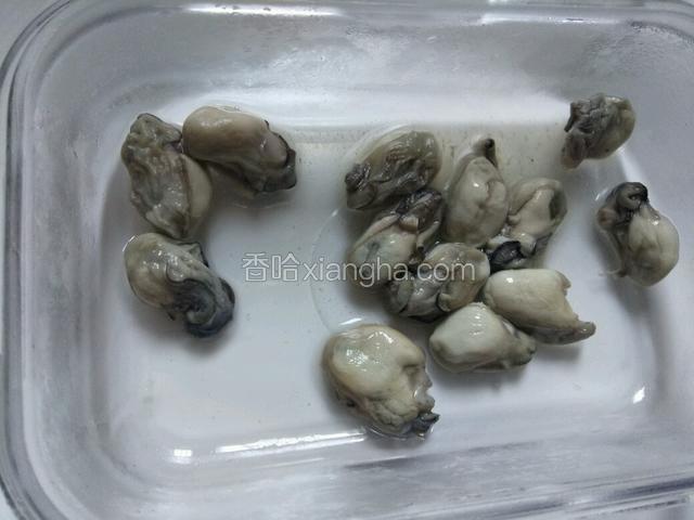 牡蛎过水，水滾关火，泡一下，捞出来