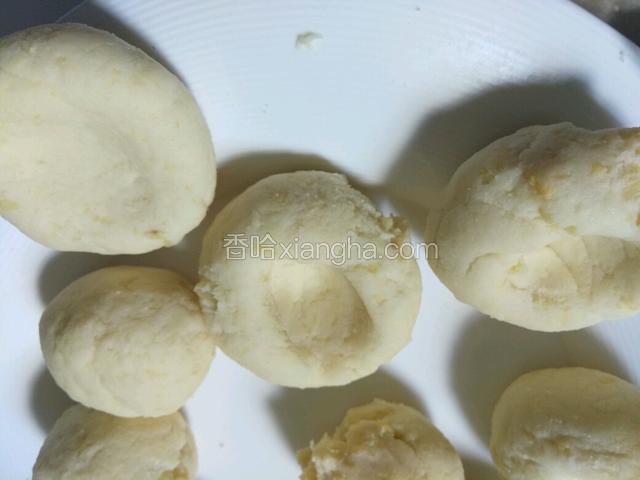 用拇指按一个窝