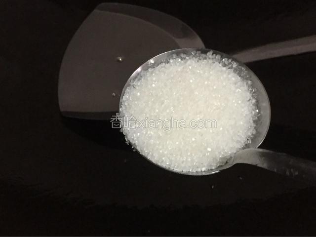 油倒出来，锅里加砂糖，水没过砂糖即可