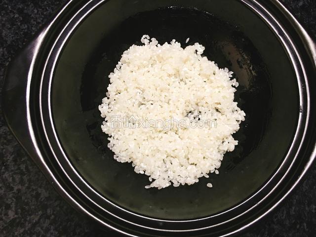大米洗净放入锅内。