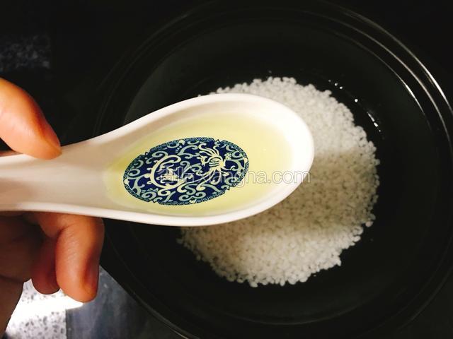 一小时后加入半汤匙的油。和大米搅拌均匀。