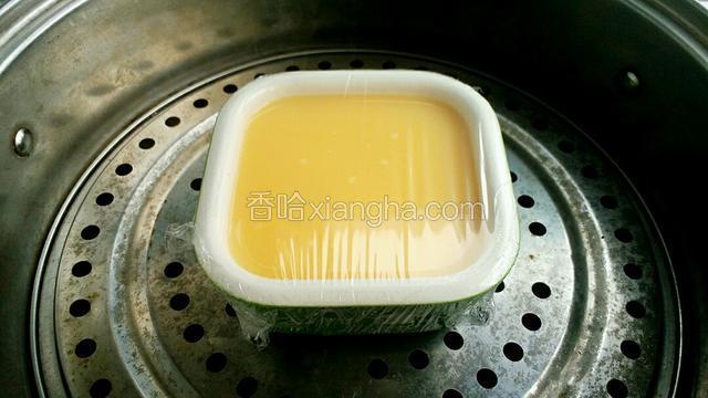锅中添水烧开后，把碗放入锅中大火蒸15到20分钟。