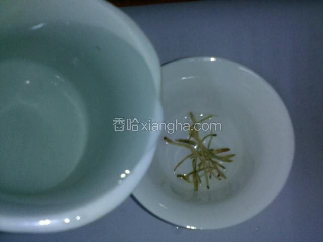再加入适量的开水泡开
