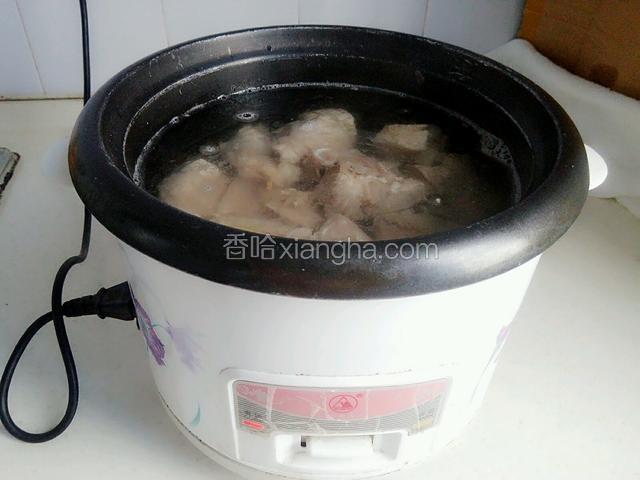 电饭锅里一次性加入足够的清水，放入焯好水的排骨，接着放姜片，盖上锅盖炖两个两个小时。(因为排骨剁鹅蛋太大块了，所以炖的时间稍微长了一些。）