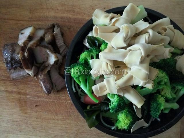 捞出控水 再处理一下干豆腐 像海带一样打成扣  想起昨天做了卤猪肉 又切了一点放里