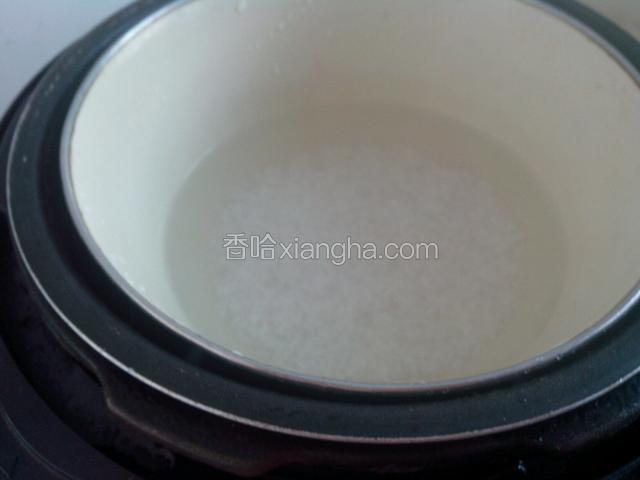 将糯米加适量清水，上高压锅蒸二十分钟。