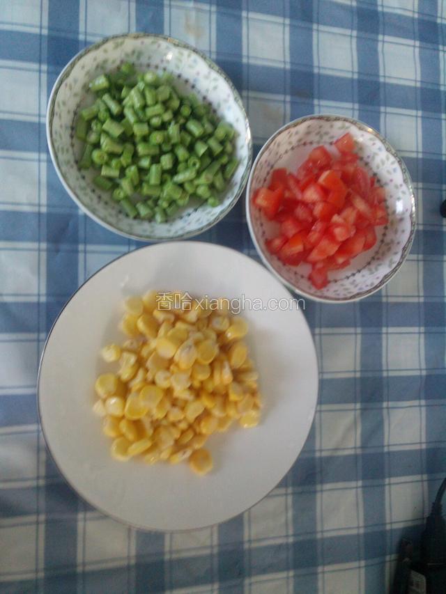 长豆角和西红柿都切成粒。