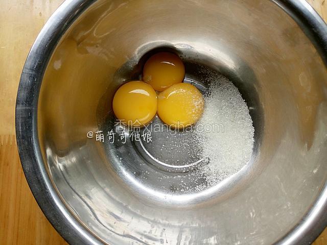预热烤箱175度。
蛋黄中加入白糖10g搅拌至白糖融化。