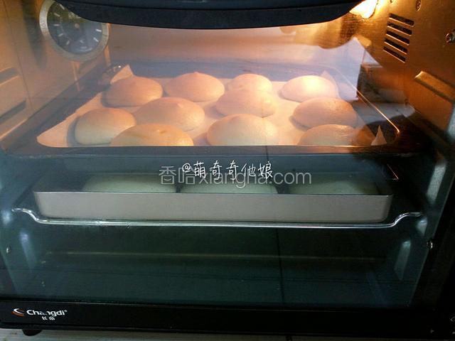 送入预热好的烤箱中层，上下火170度烤15-20分钟即可。
我的烤箱是30L的，所以分两盘烤，另一盘放中下层。如果烤箱能独立控温，那就上管170度，下管150度烘烤。