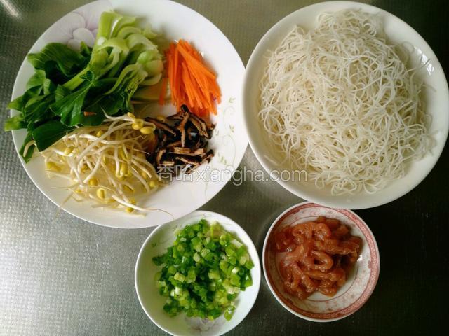 备齐所需食材。干米粉提前泡1小时以上，肉丝加少量料酒，生抽和淀粉拌匀，腌制5分钟。