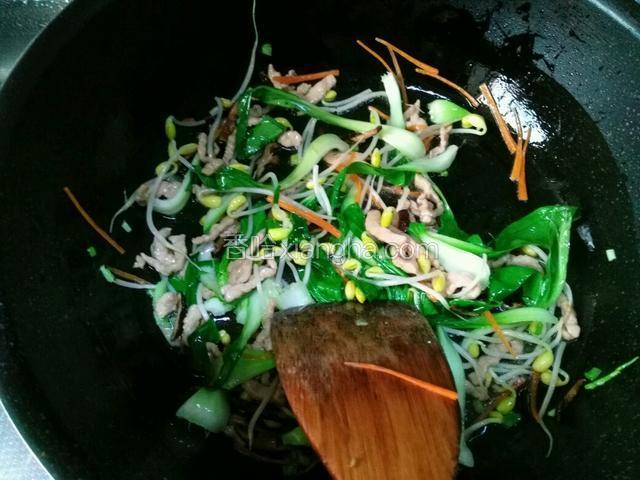 放入剩下的蔬菜翻炒片刻。