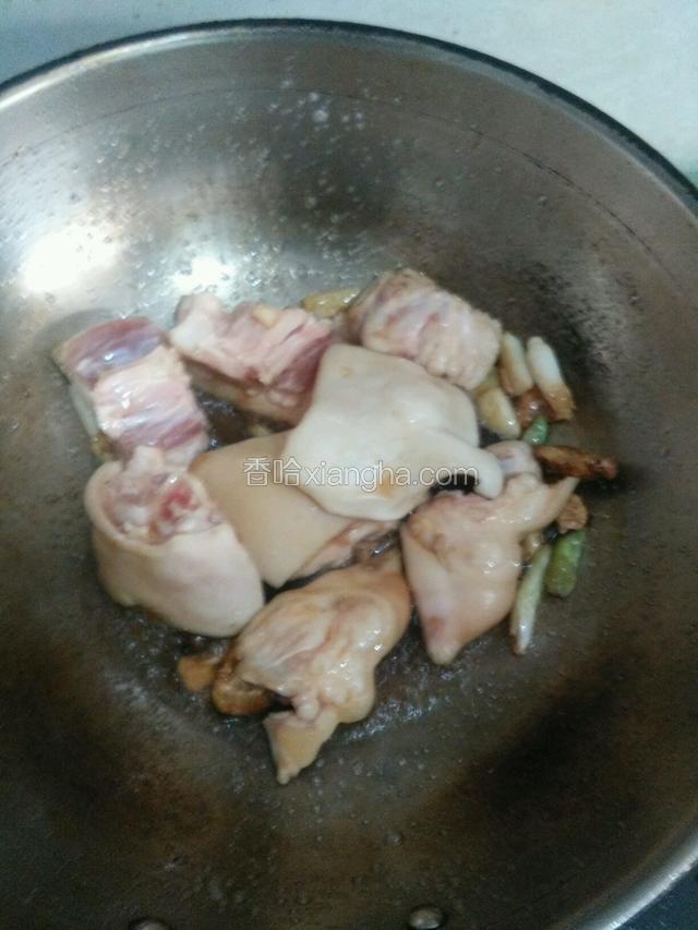 下猪蹄。