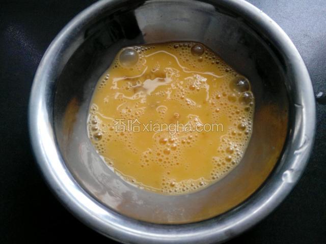 汤圆在煮的空档把鸡蛋打散成蛋液备用