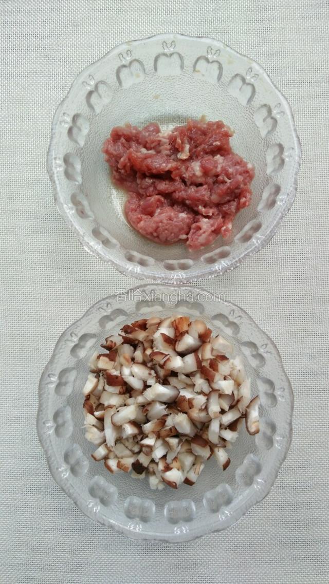 猪肉剁碎，加适量盐和料酒腌制；
香菇用刀剁成小碎丁。