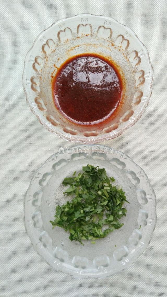香菜切碎备用；
用适量的生抽、盐、鸡精、辣椒油和香油调成料汁备用。