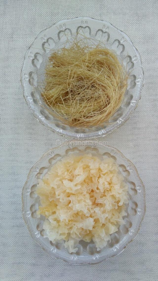 银耳泡发好，用剪子剪碎；
剥好玉米须备用。