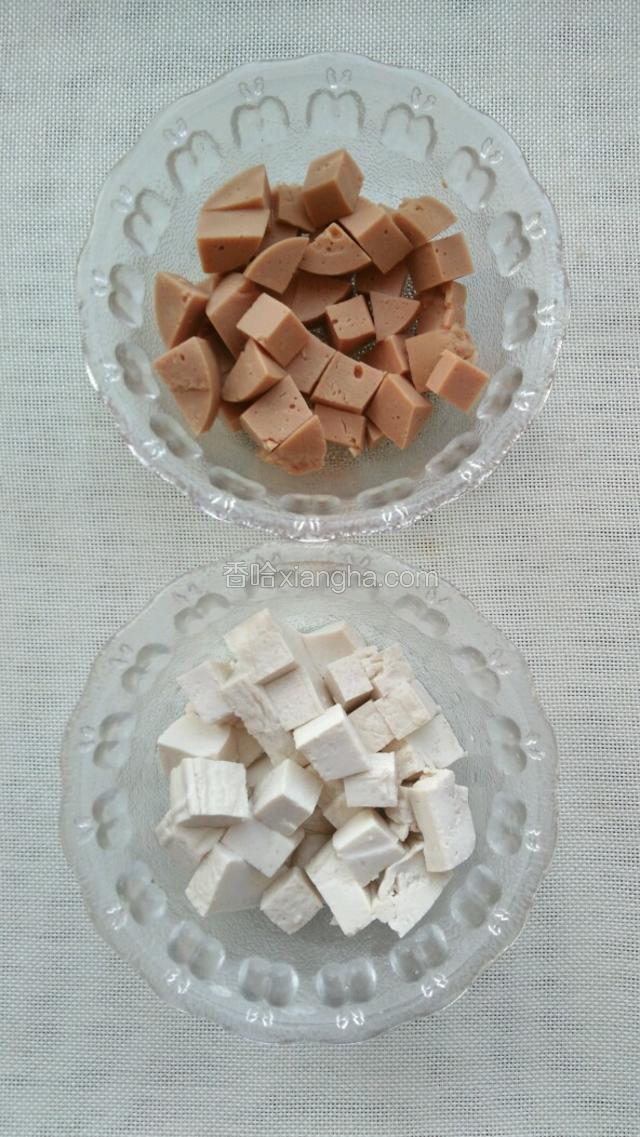 火腿和豆腐都切小块。
