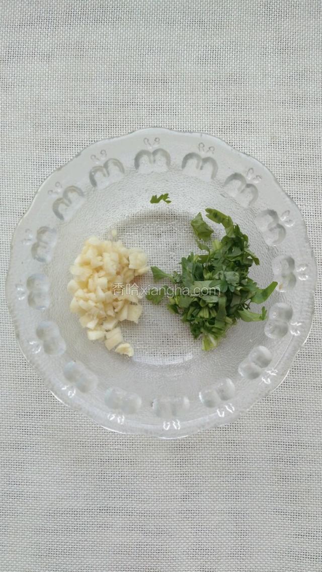 蒜切末，香菜切碎。