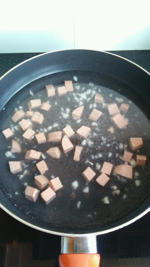 加入适量水，大火烧开。