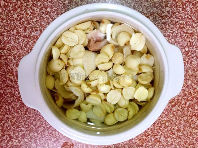 加入适量的清水，没过食材即可