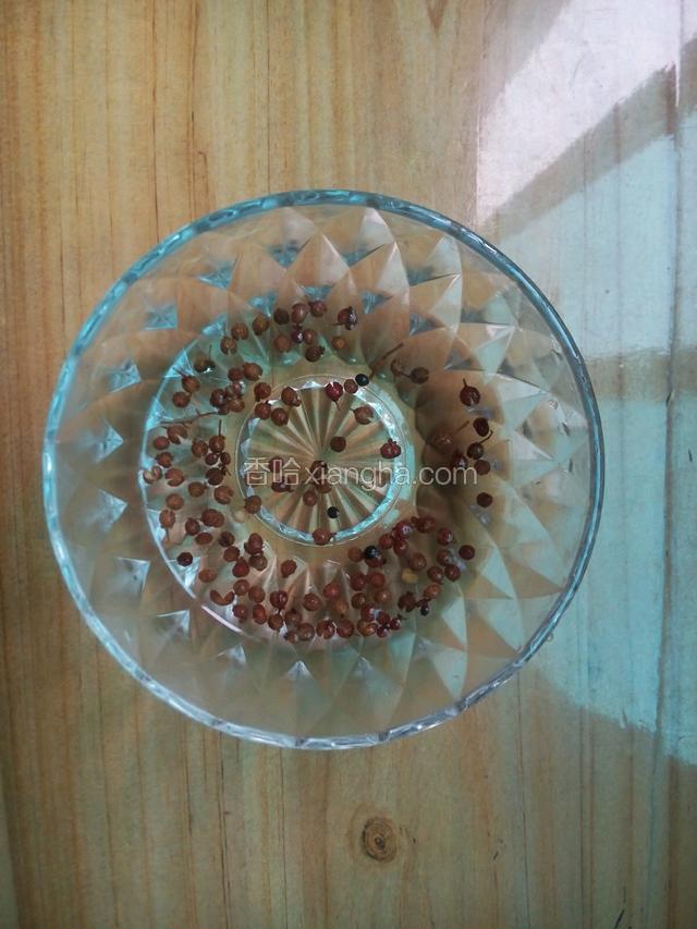 先把花椒用开水泡成水