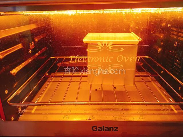 放入预热至200度的烤箱下层，上下火200度，40分钟。