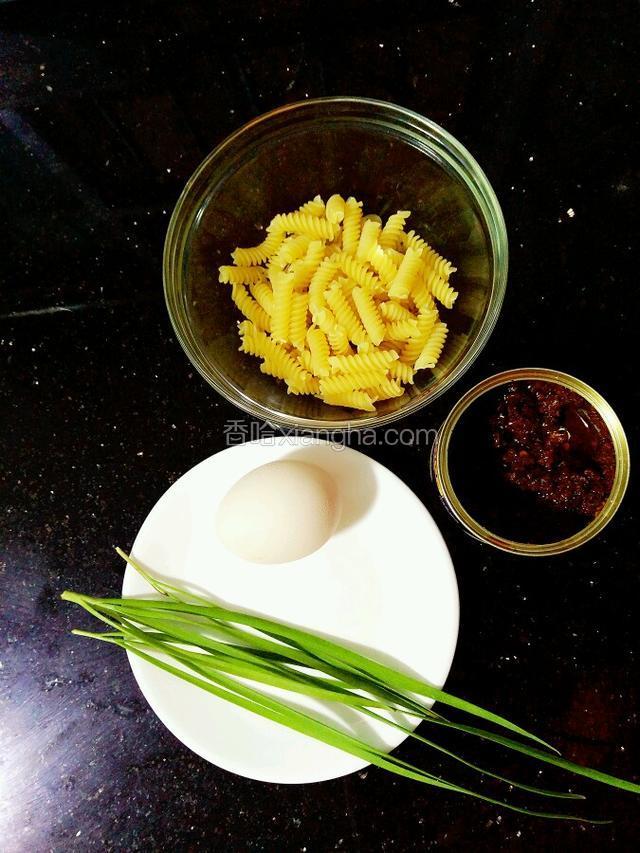 把意粉等相关食材备好。