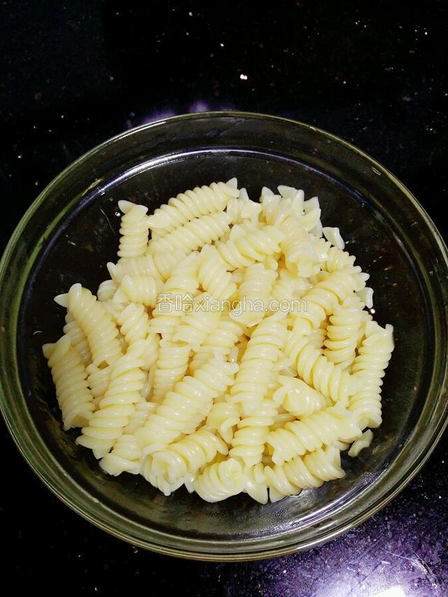 捞起，沥水备用。