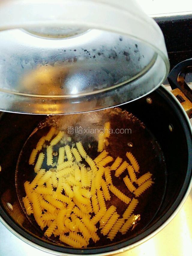 水开后，放些盐，再倒入意粉。