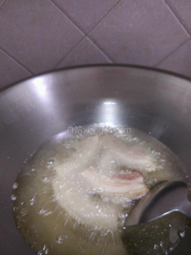 热锅倒入大概500mL的油烧热到85度左右然后把肉放到油里炸，此动作一定要小心，油温很高，小心烫伤一定要借助锅盖挡着！
