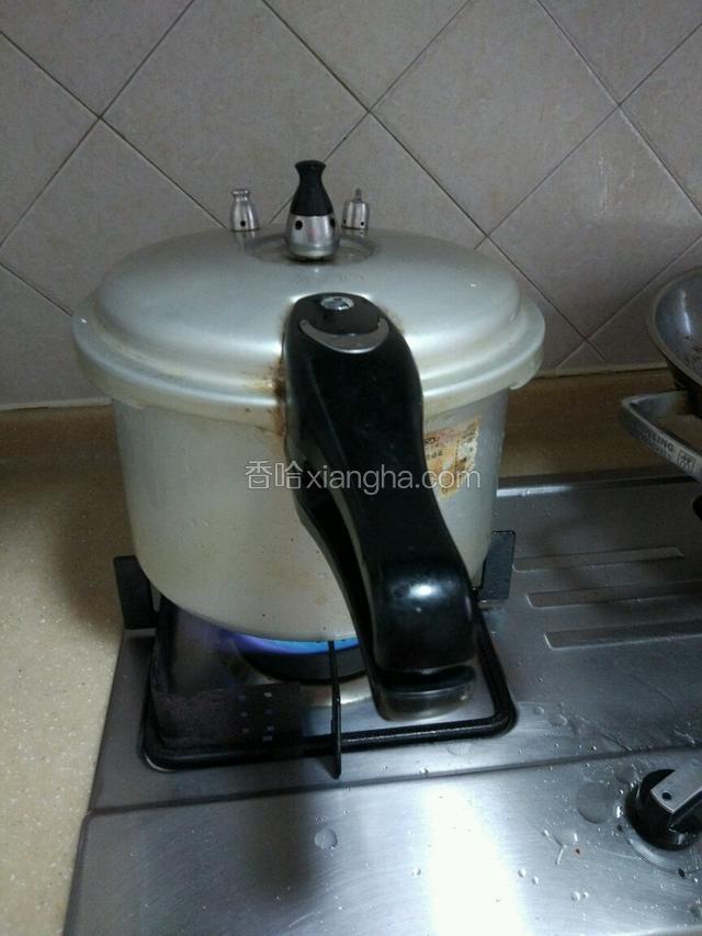 大火烧开，转中小火，炖一个半小时左右！