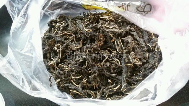 我采用的是干芝麻叶，芝麻叶当季的时候晒干储存起来。