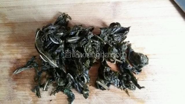 把芝麻叶切成段。