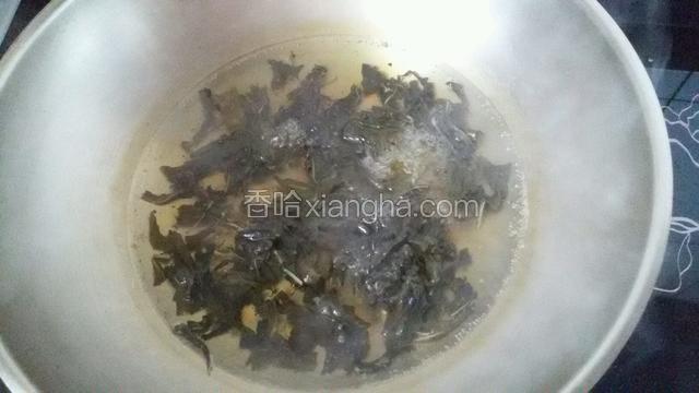 锅中烧开水，把芝麻叶放进去煮五分钟。