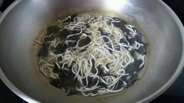 面条煮熟即可关火。