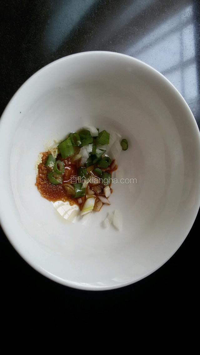 碗中放葱花，放适量盐，鸡精，香油和生抽。