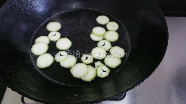 水开放入丝瓜煮半分至1分钟