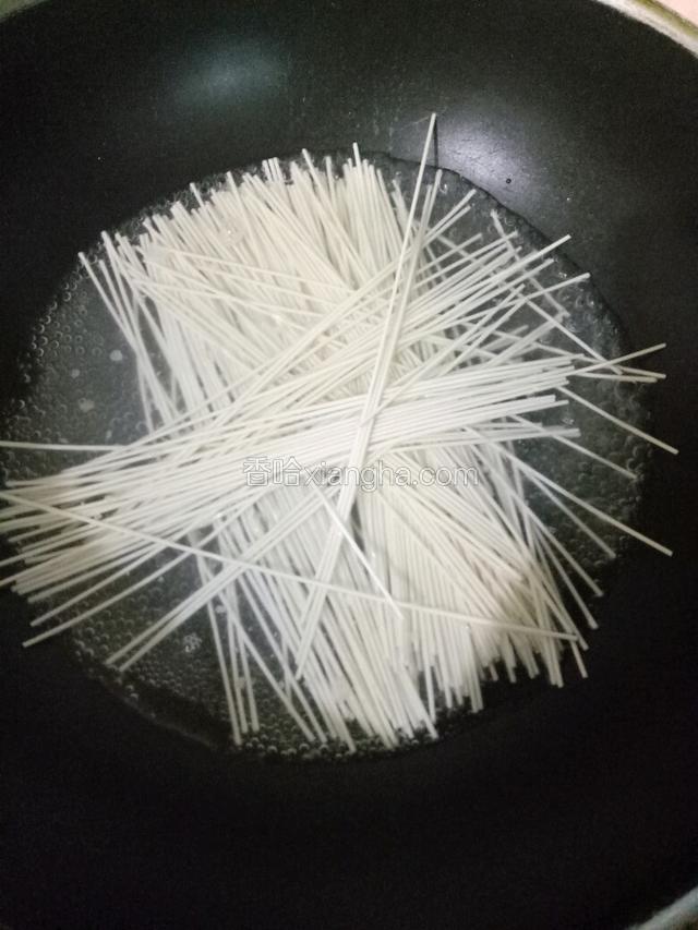 锅中注入清水烧开，下面条煮三分钟。