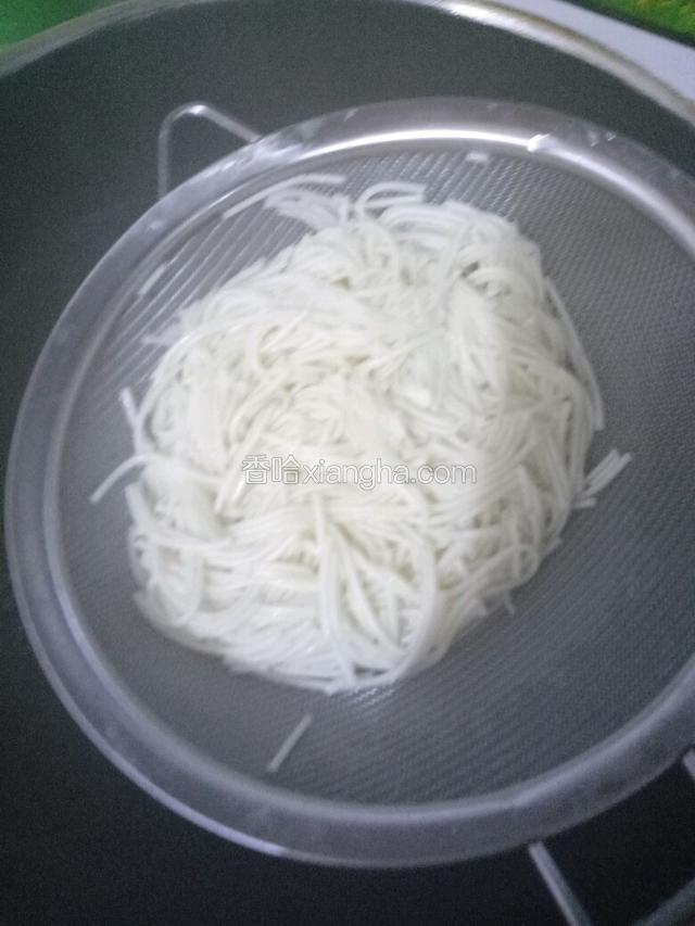 用勺子捞出控干水分。