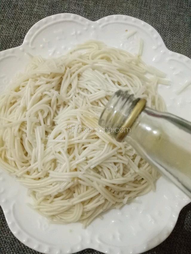 放入盘中加香油拌匀。
