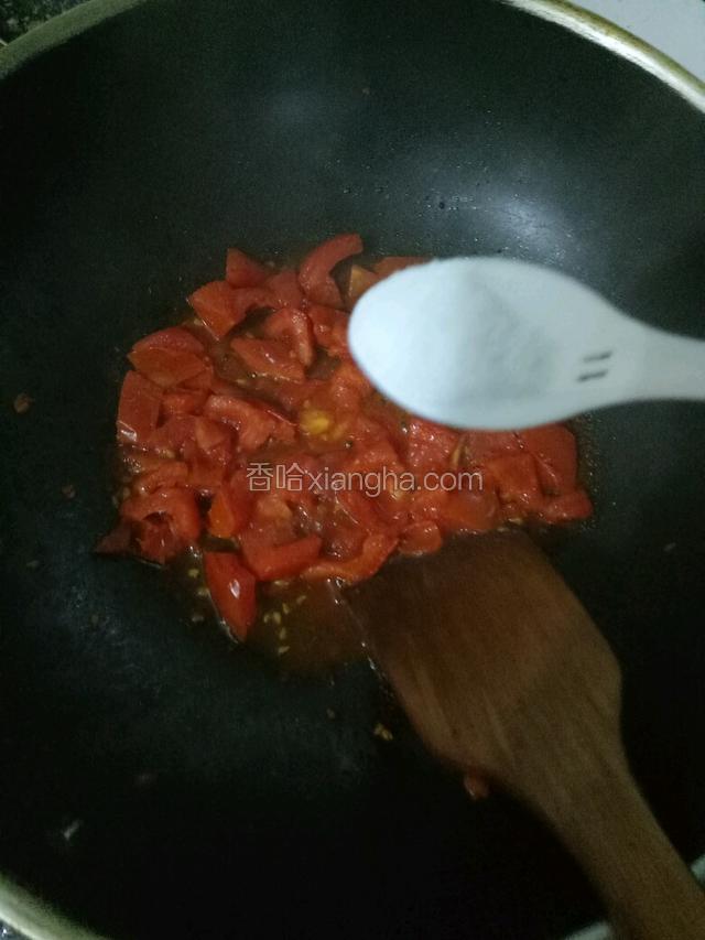 炒出汁水加入少许盐和鸡精调味。