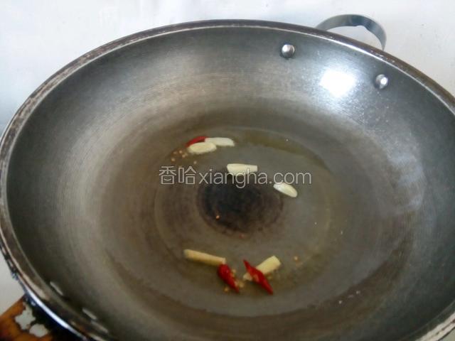 爆香姜蒜，朝天椒