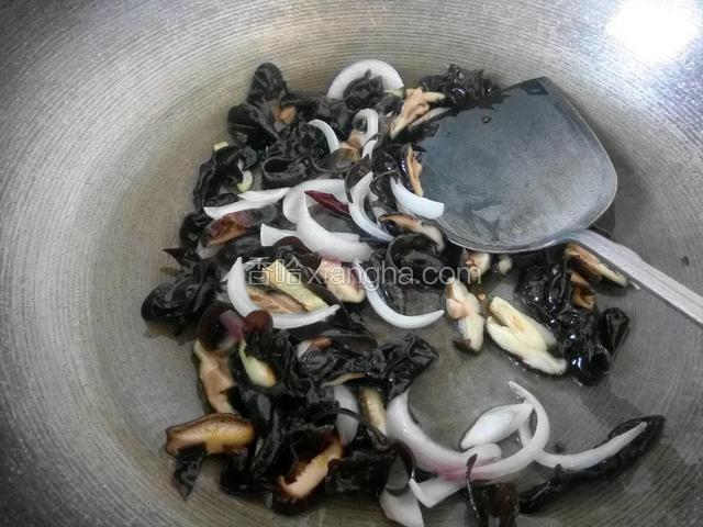 倒入香菇，木耳煸炒