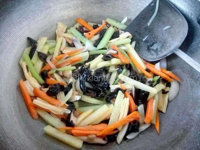 蔬菜快熟了，加盐调味