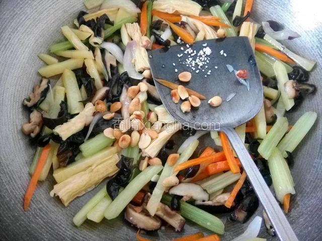 加花生米，鸡精