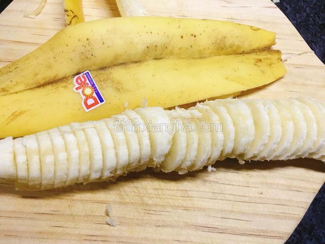 香蕉切片备用。